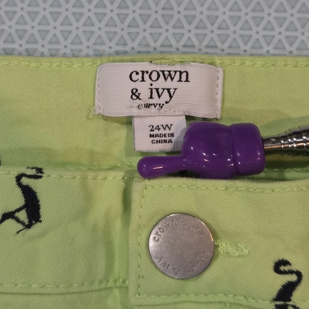 Crown & Ivy Women's Green Flamingo Print Shorts Size 24W - Picture 3 of 10